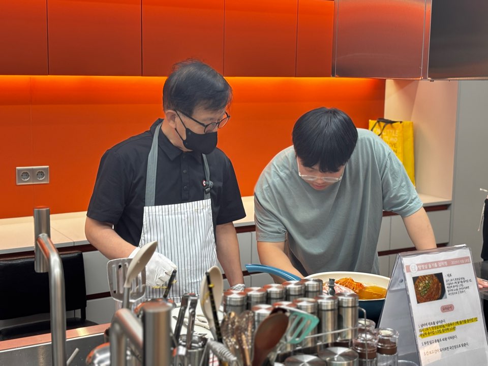 [무지개식탁] SNS 화제의 들기름 항정살 김치찜 & 공유주방 밥솥 첫 개시 ☻