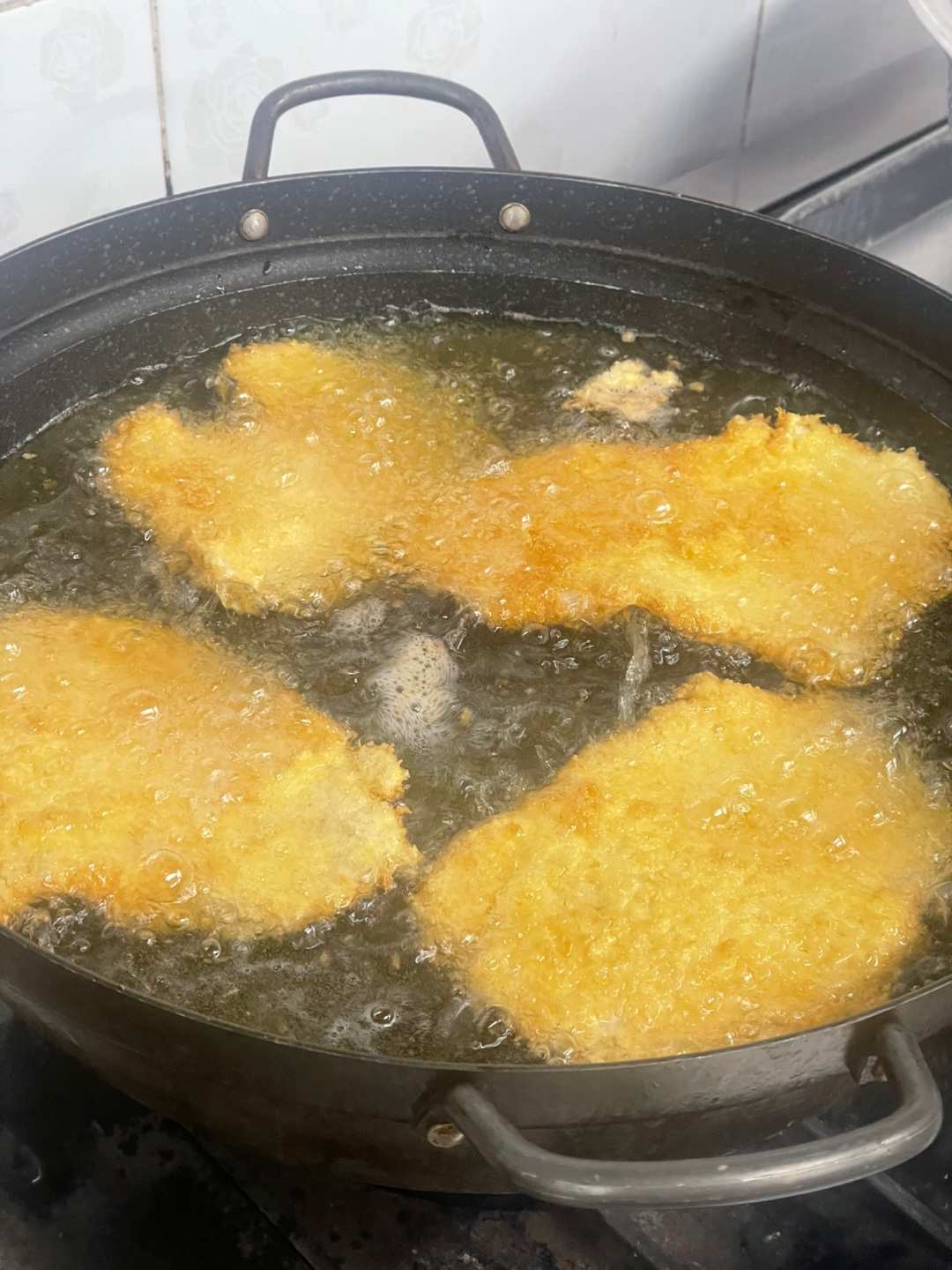 돈까스 튀기는것.jpg