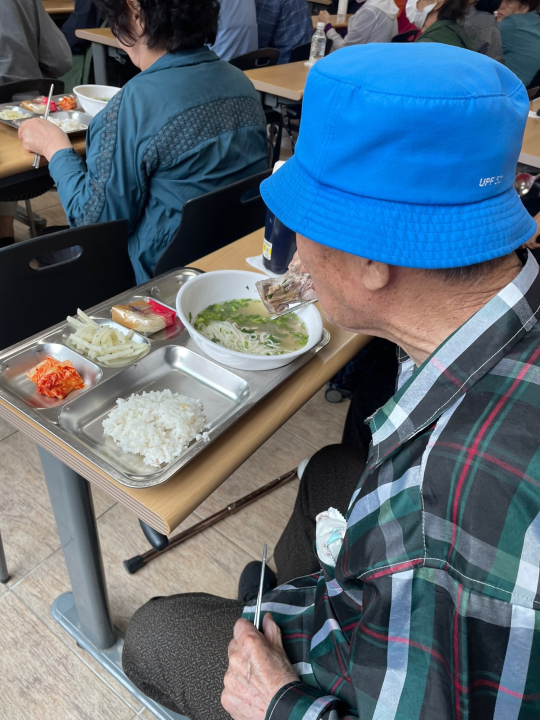 어르신식사_단독.jpg